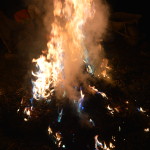 Hatalmas égő szemétkupac egy kihalt tanyán